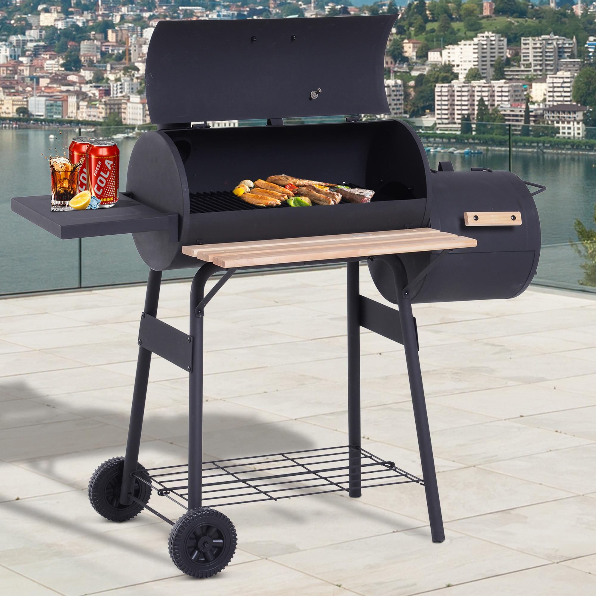 Vista barbecue a carbonella da giardino con ruote